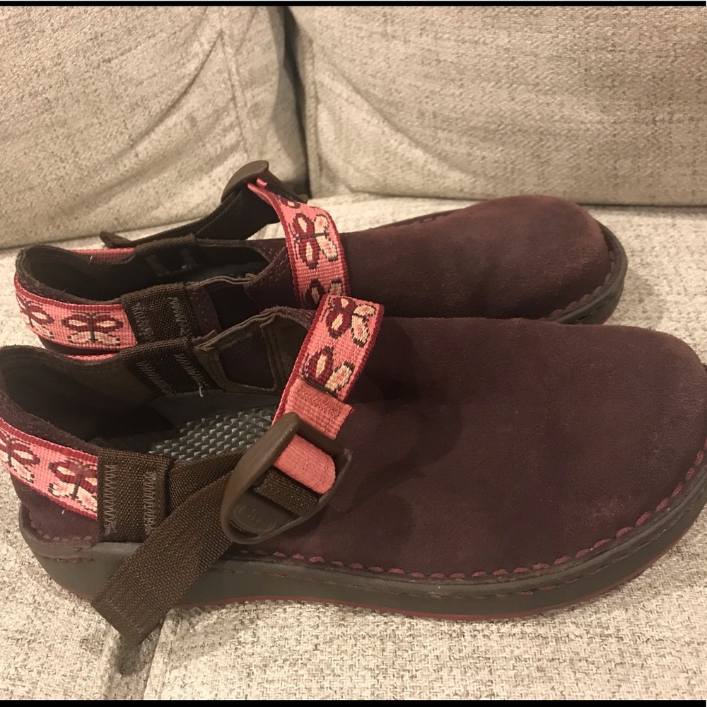 Chacos, size indistinguishable—possibly between 2 and 3 kids, see measurements.